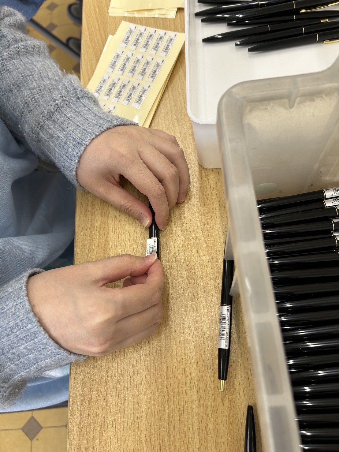 シール貼り作業